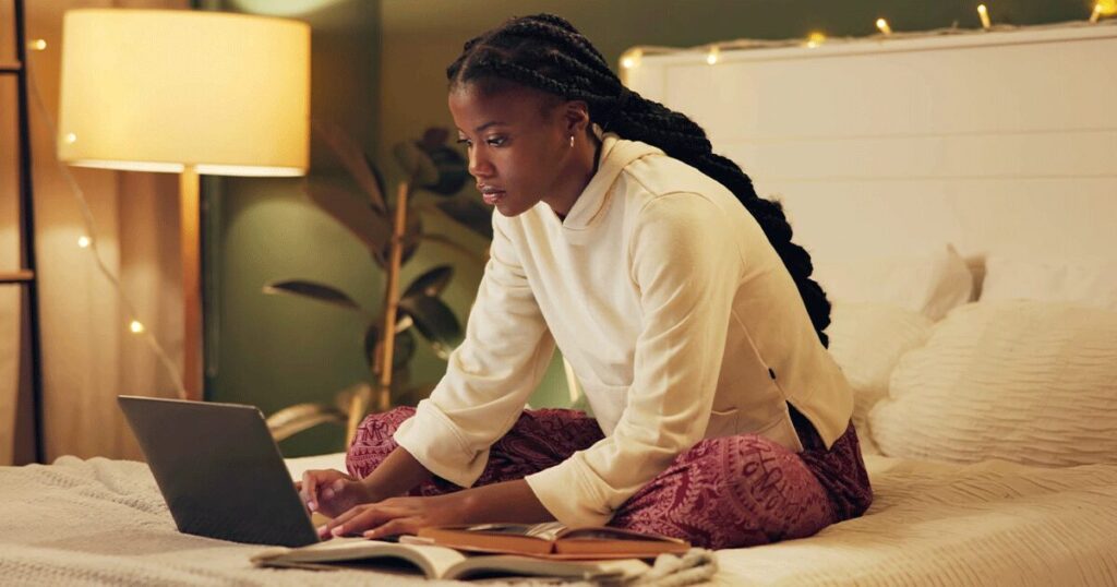 how to Handle Holiday Gatherings When You Haven’t Shared Your Pregnancy News Yet 